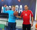 Тренер, Ушкалов Павел Алексеевич, вручает приз - баскетбольный мяч, победителю конкурса бодрилка-кричалка - Бабичеву Алексею. 